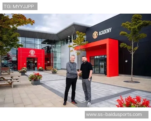 阿莫林：赛后合影与亲和力，展现真正的球迷之心